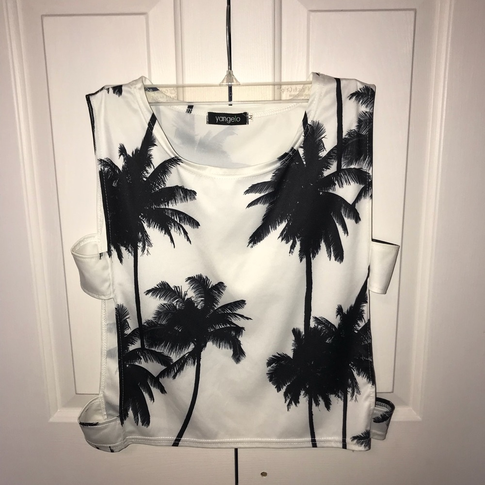 Sexy shirt with side boob action